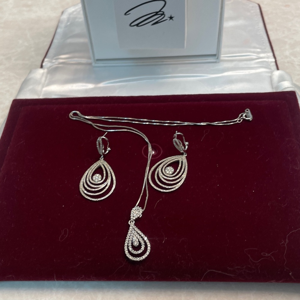 10 karat white gold and diamond Teardrop Necklace & Earrings Set - Picture 8 of 12